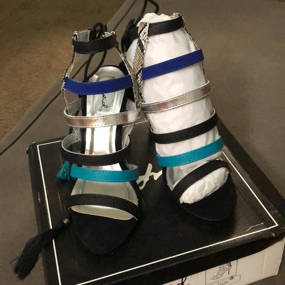 Size 8 heels - Picture 1 of 3